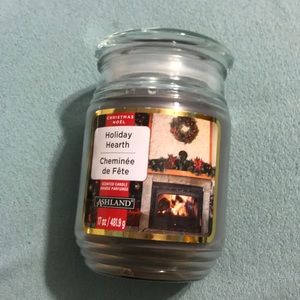 Holiday hearth 17oz candle